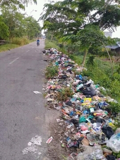 Sampah Berserakan di Jalan Pendidikan Tualang, Timbulkan Bau Tak Sedap