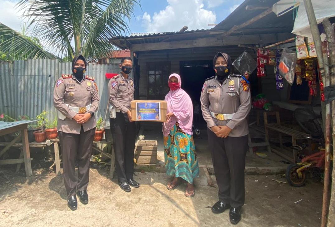 Terima Bantuan Sembako dari Polres Siak, Sambil Terharu, Fitri Rahmi: Aduh Gak bisa Bu