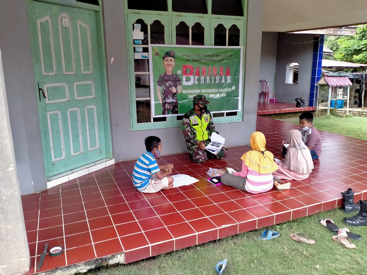 Bimbing Belajar Daring, Serka Edy Suprianto Berharap Siswa SD Tasik Seminai Bisa Berprestasi