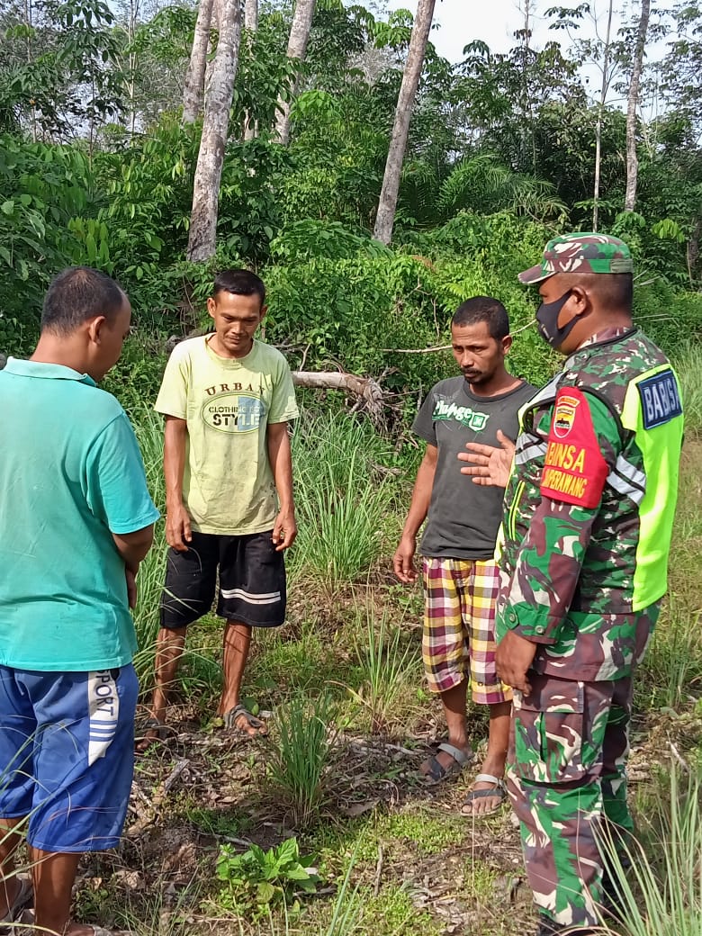 Sosialiasi Karhutla, Serda Sahidin Ajak Masyarakat Sengkemang Tidak Membakar Lahan