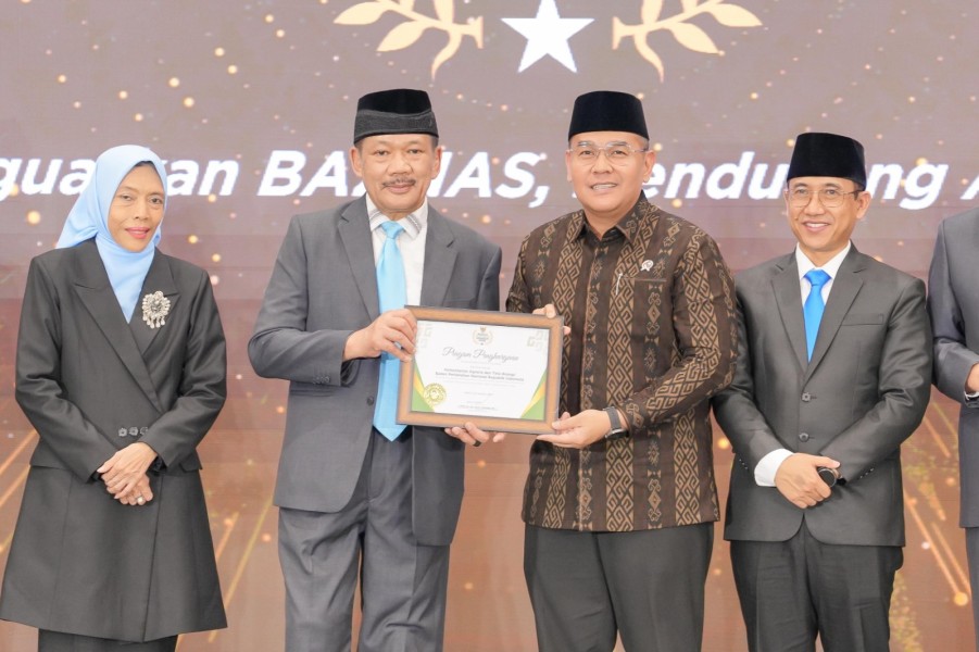 Wamen Ossy Terima Penghargaan Baznas Award 2025