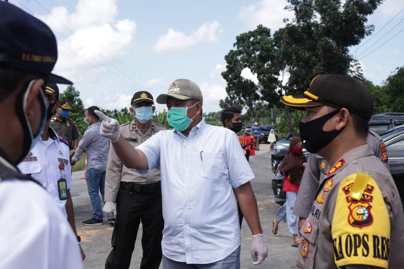 Hari Kedua PSBB, Bupati Siak Tinjau Pos Check Point di Sabak Auh