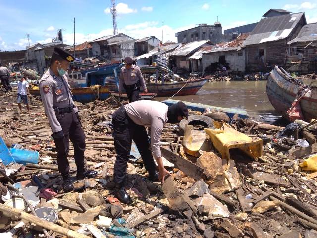 Bersama Warga, Personil Polres Pandeglang Bersihkan 470 Puing Kapal Nelayan