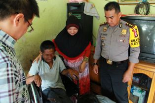 Eva: Akhirnya Saya Memiliki Kursi Roda