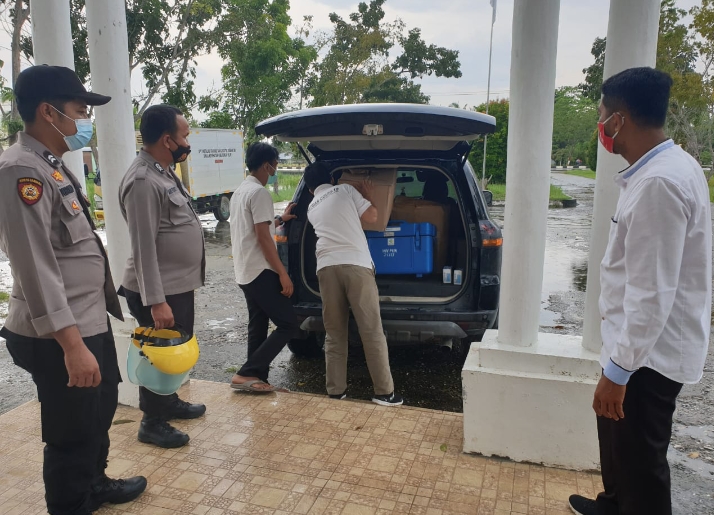 Dikawal Polisi, Vaksin Sinovac Sampai di Puskesmas Tanah Putih