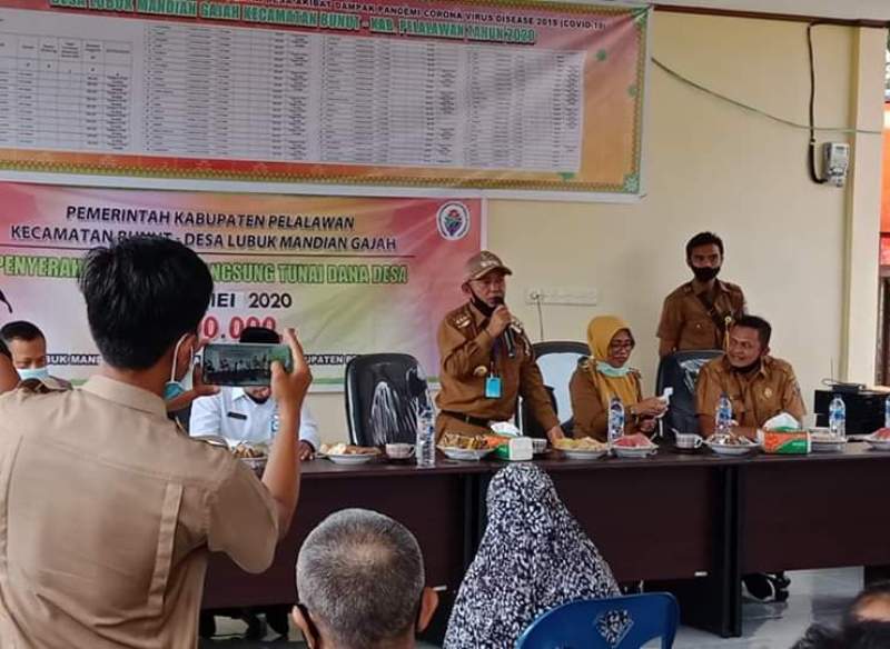 Bupati Harris Hadiri Penyerahan BLT di Desa Lubuk Mandian Gajah 