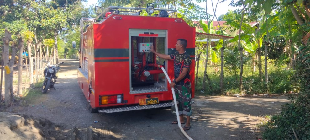 Satgas TMMD Ke-129 Kodim 0102/Pidie Suplai Air Bersih Gunakan Water Tank TNI AD untuk Kebutuhan Santri dan Warga
