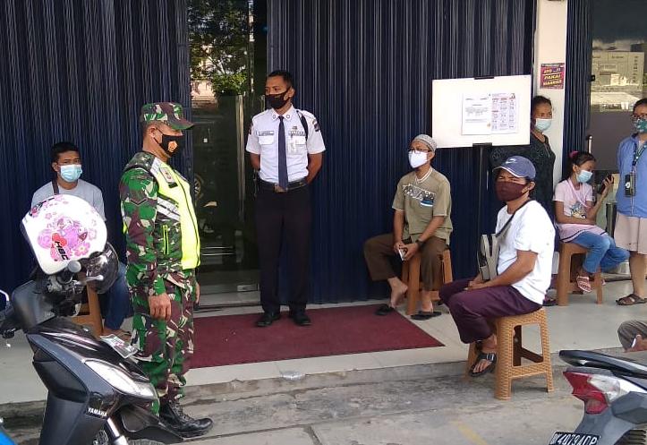 Operasi Yustisi, Sertu Afrisal Tegur Dan Dampingi Warga Buat Pernyataan