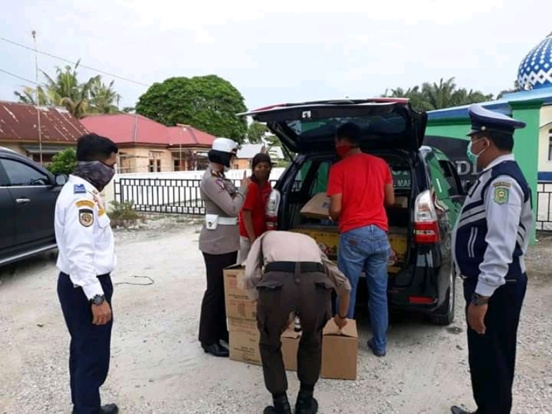 Ditengah Pendemi Covid-19, Petugas Berhasil Amankan Ratusan Botol Miras