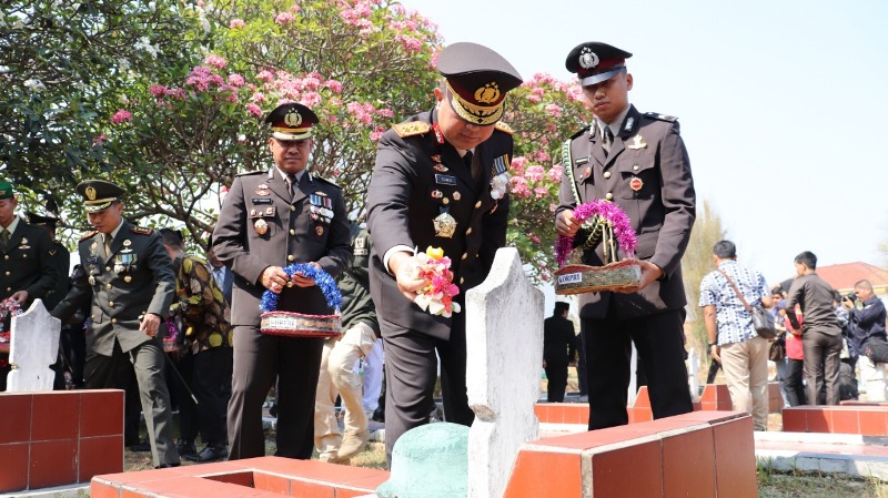 Peringati Hari Pahlawan ke 74, Kapolda Banten Laksanakan Ziarah Makam dan Tabur Bunga