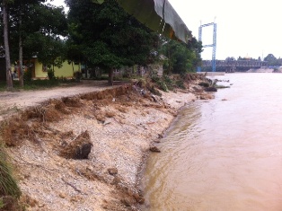 Waduh, Tebing Sungai Ambruk Digerus Banjir