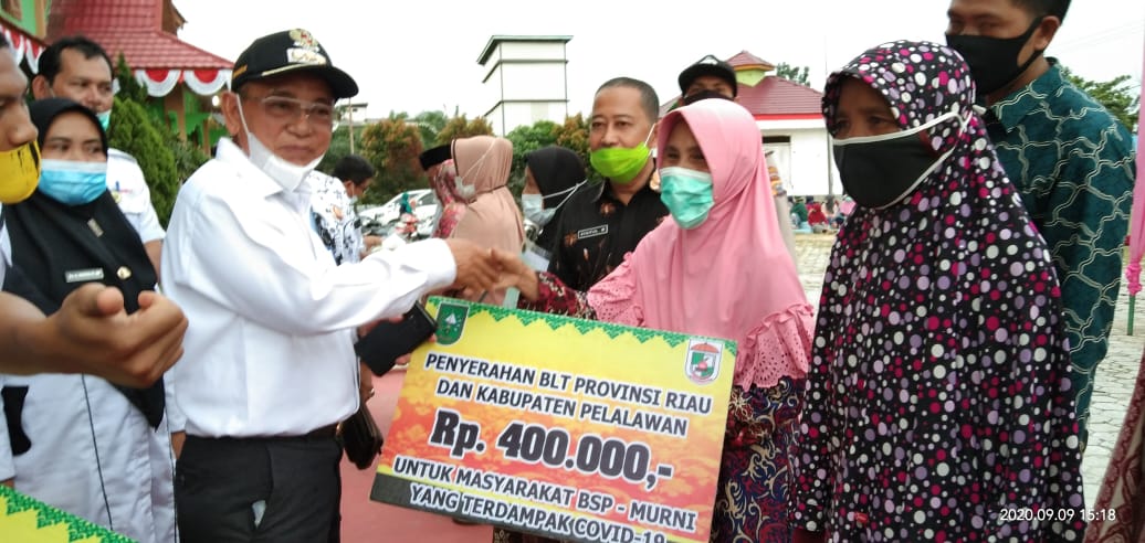 Bupati Harris Serahkan BLT di Kecamatan Teluk Meranti