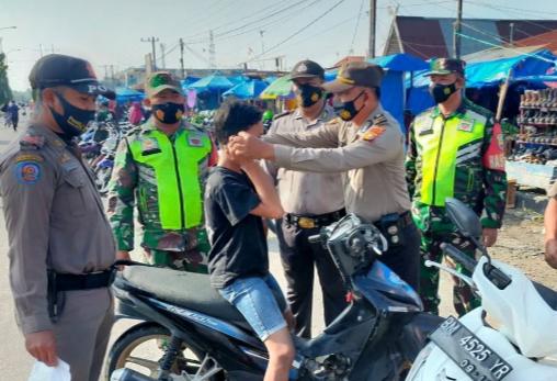 Operasi Yustisi Masa PPKM, Serda Sarju Jaring Tiga Warga Tidak Gunakan Masker