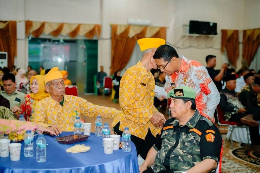 Malam Resepsi Kenegaraan, Wabup Jhony Charles Berikan Tali Asih Ke Veteran