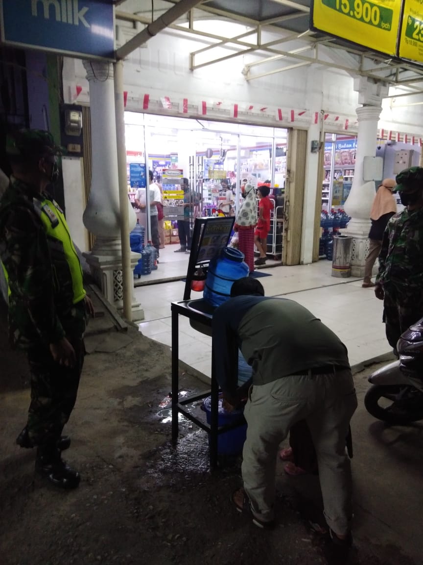 Sertu Alexander Sigalingging Tegakkan Displin Prokes di Alfamart KM 6 Tualang