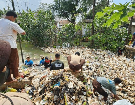 Kolaborasi Pertamina EP dengan Masyarakat dan Pelajar, Bersihkan Bantaran Kali Sewo
