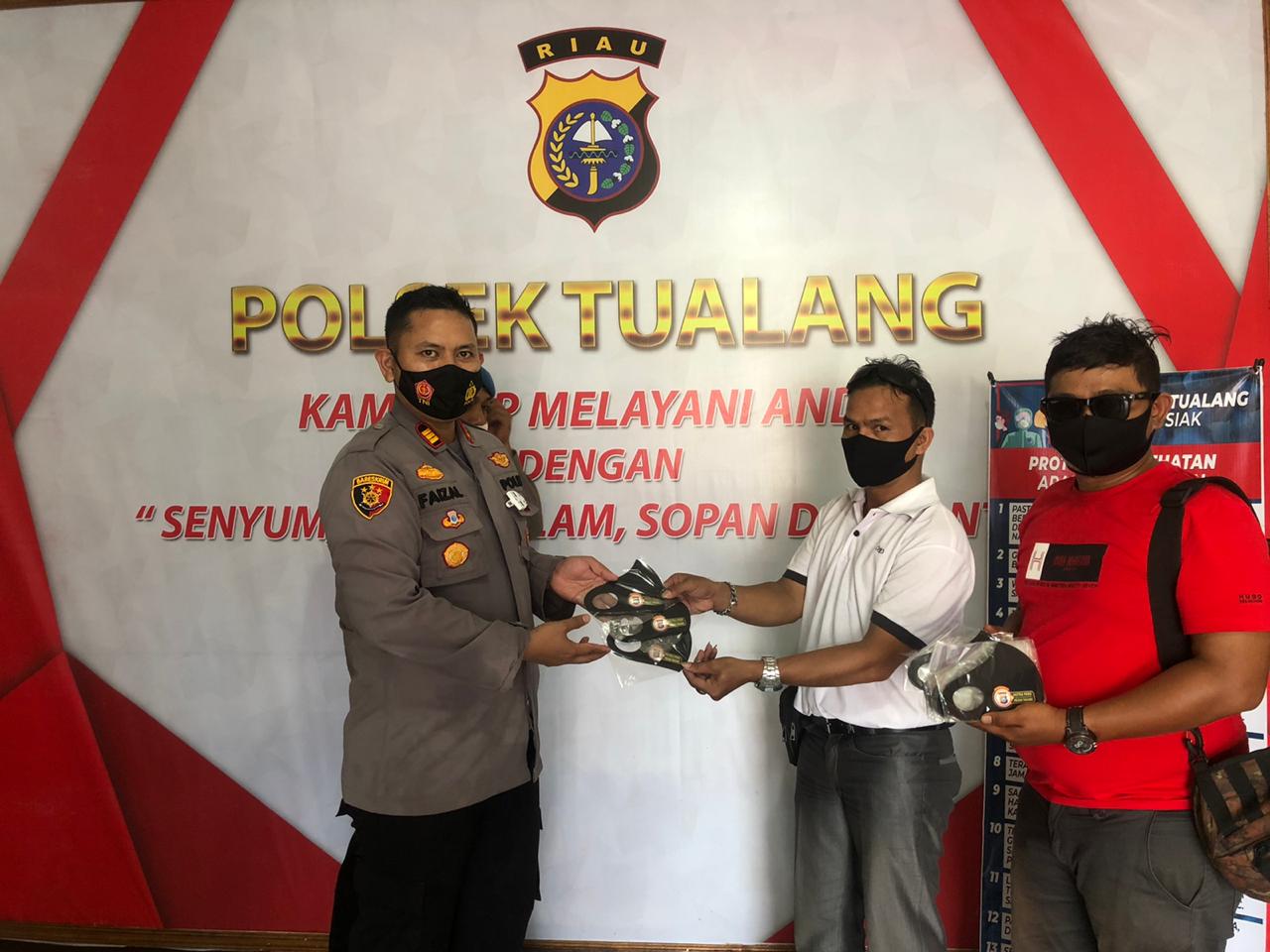 Agar Awak MediaTidak Terpapar Covid-19, Polsek Tualang Bagikan Masker