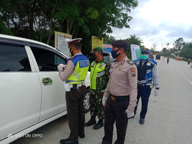 Cegah Covid-19, Serda Uuk Sudarijanto Lakukan Pendataan Warga Yang Keluar Masuk Siak
