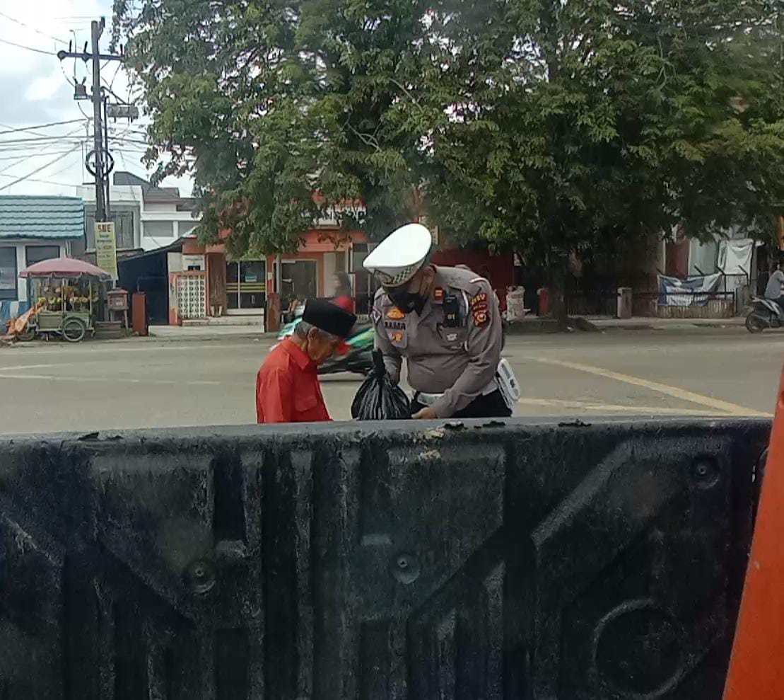 Turun Kejalan, Personil Lantas Polsek Tualang Bagi Sembako