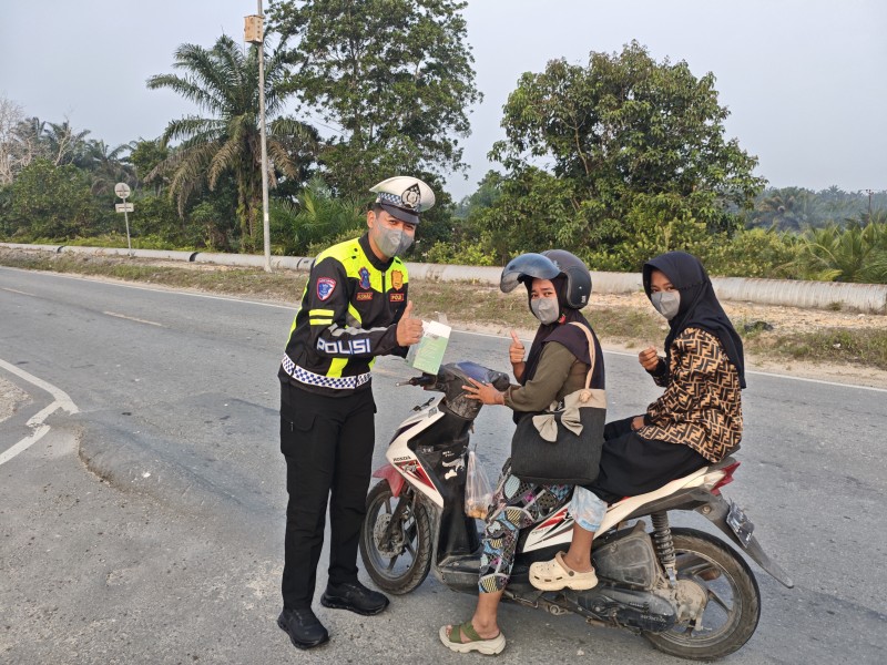 Peduli Dengan Masyarakat,  Satlantas Polres Siak Bagikan Masker Ditengah Kepungan Kabut Asap