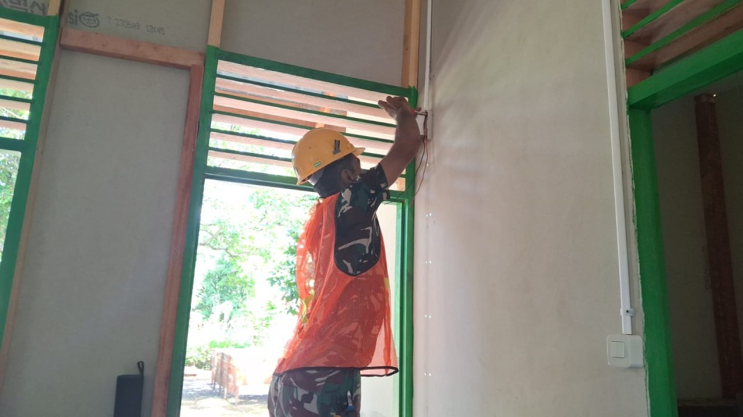 Rehab RTLH Sasaran Fisik TMMD Ke-129 Kodim 0102/Pidie Berlanjut, Instalasi Listrik Mulai Dipasang