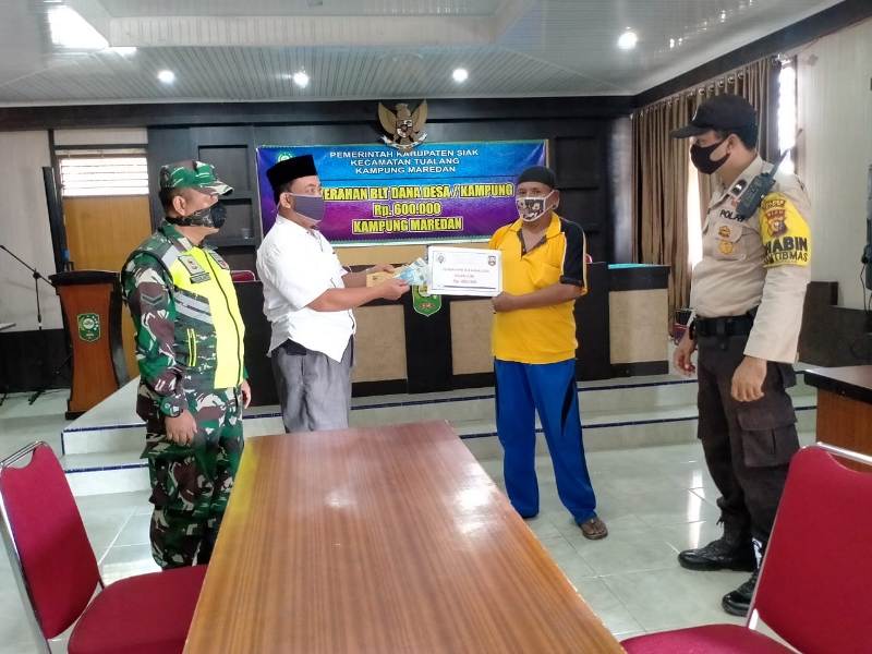 Penghulu Sunani Serahkan BLT DK Tahap Ketiga Ke 56 KK Masyarakat Maredan