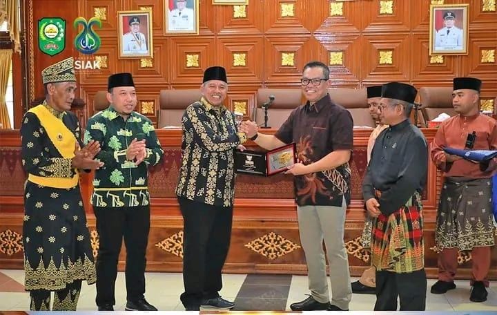 Bupati Siak Alfedri Dan Pj Bupati Batubara Nizhamul Buat Mou Kesepakatan