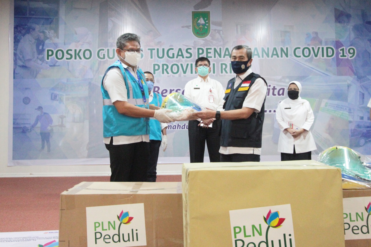 PLN Riau Serahkan Bantuan APD Lengkap Pada Gugus Tugas Penanganan Covid-19  Riau