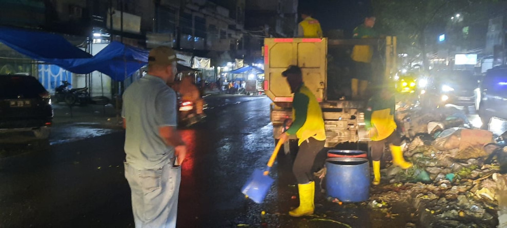 Satgas DLH Rohil Angkut Tumpukan Sampah Di Jalan Sudirman Bagan Batu