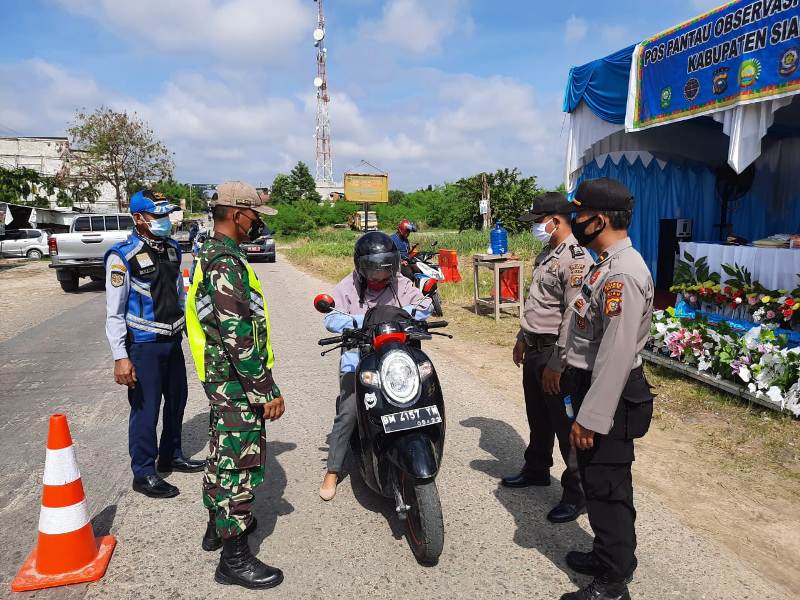 Pelda Ramli Nasution Cek Kendaraan Yang Keluar Masuk di Pospan Kelurahan Perawang