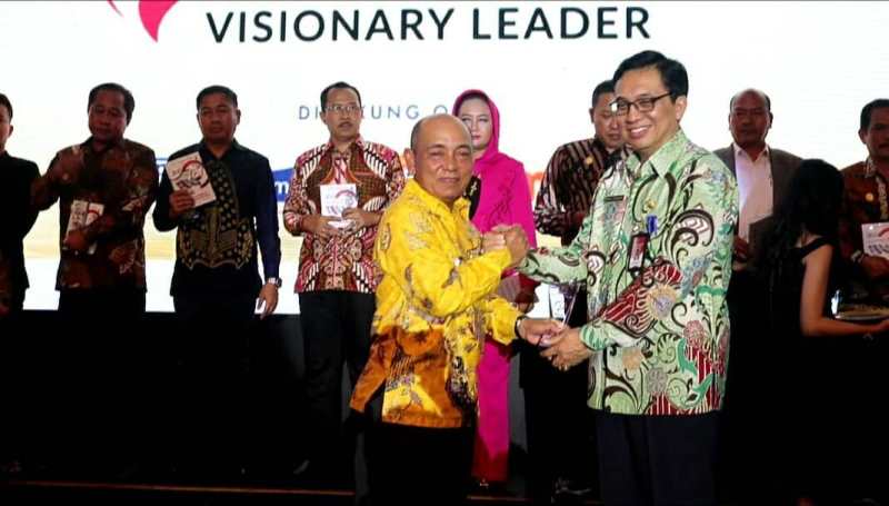 Sukses Penguatan Inovasi Daerah, Bupati Harris Terima Penghargaan Indonesia Visionary Leader