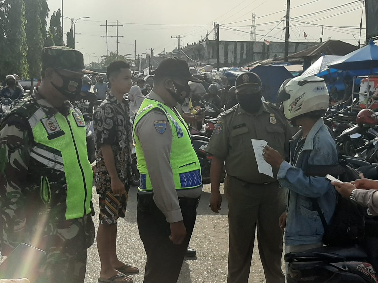 Gelar Operasi Yustisi, Serda Sarju Disiplinkan Warga Tualang Yang Melanggar Prokes