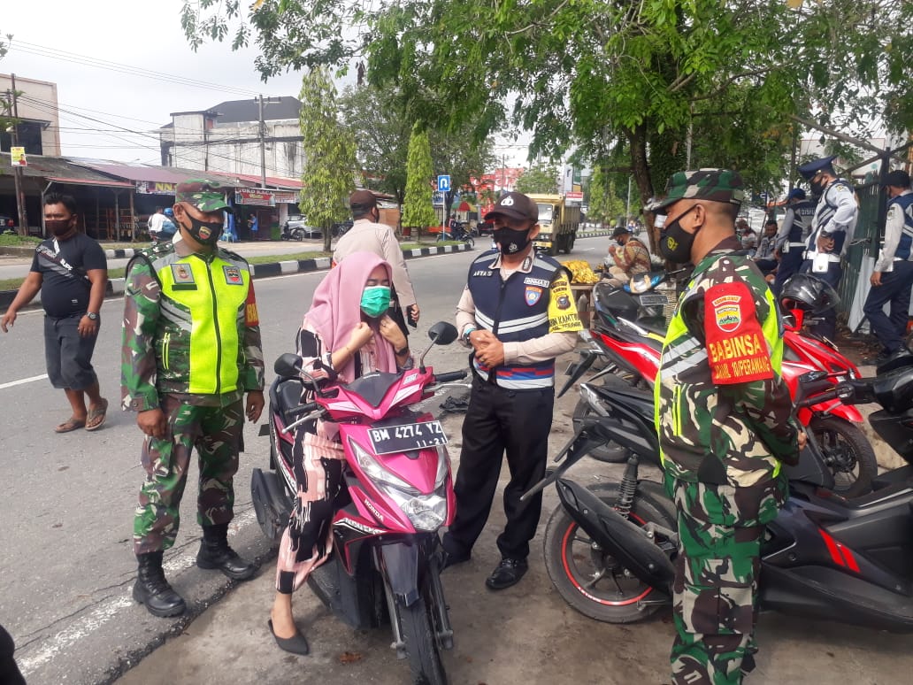 2 Orang Ditegur Karena Tidak Gunakan Masker, Serda Purnomo Sebut Prokes Wajib Diterapkan