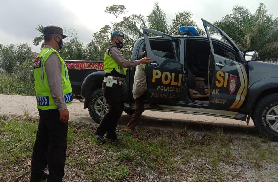 Polsek Sungai Mandau Berikan Pelayanan Antar Jemput Khusus Lansia