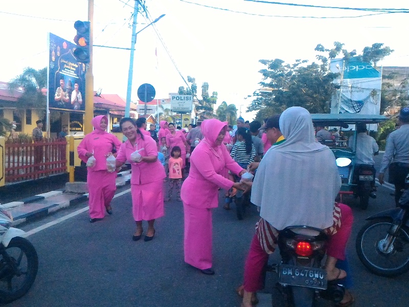 Pererat Silaturahmi, Bayangkari Polsek Bangko Bagi-Bagi Takjil