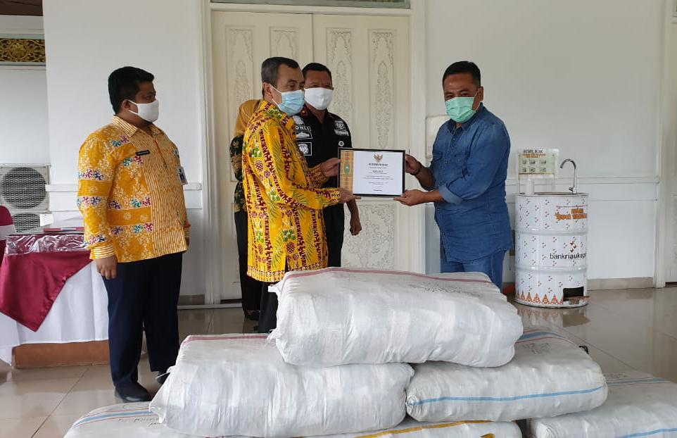 PT Musim Mas Serahkan Bantuan Masker ke Gubernur Riau