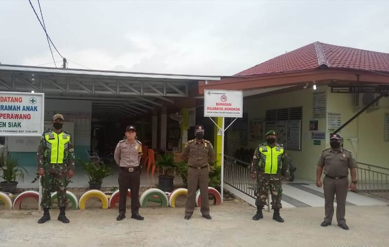 Sertu Alex Pardosi Cek Suhu Tubuh Saat Masyarakat Ke Puskesmas Perawang