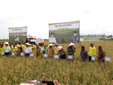 Poktan Pelita Terima Bantuan Mesin Pertanian dari Pemprop Riau