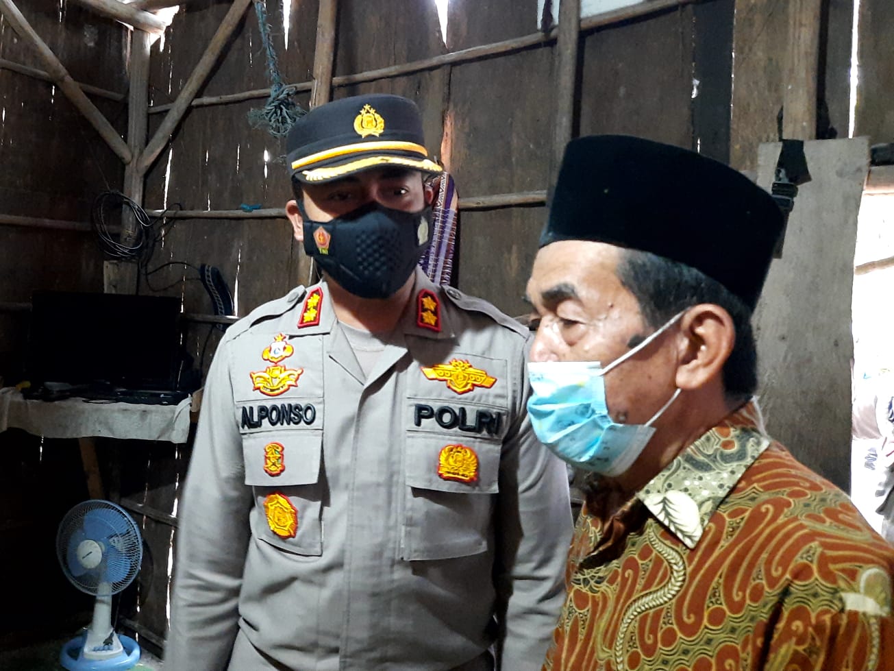 Tinggal Dirumah Berdinding Kulit Kayu, Kapolres Inhu Bedah Rumah Warga Desa Bongkal Malang