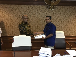 Sekda Tengku Mukhlis Serahkan Dokumen Hasil Validasi Evaluasi Jabatan Kabupaten Pelalawan di Kemente