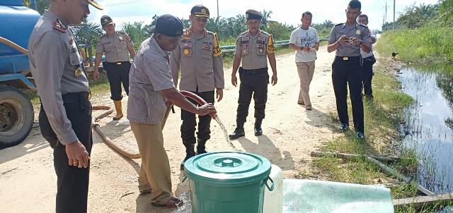 Polres Rokan Hilir Salurkan Air Bersih Kepada Pengungsi Banjir di Desa Impah