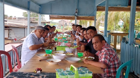 Bangun Sinergitas, Kasi Intelijen Kejari Pelalawan Santai Bareng JMSI ditepi Sungai Kualo