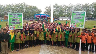 Peringati Hari Sampah Nasional Siswa SDN 07 Bersihkan Lapangan Bola Kaki.