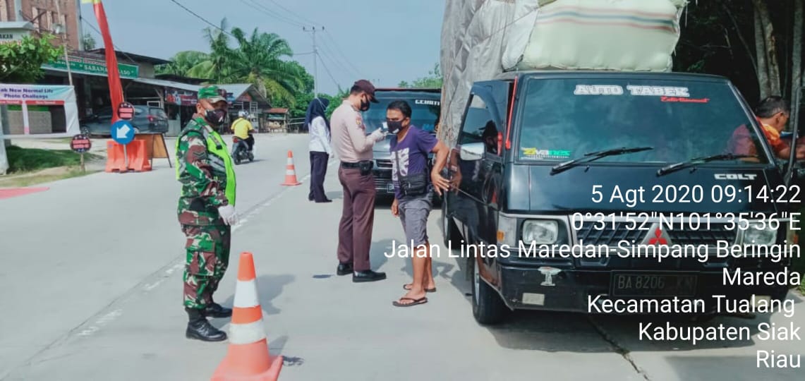 Serda Uuk Sudarijanto Periksa Warga Yang Lewat Pospan Kampung Tengah