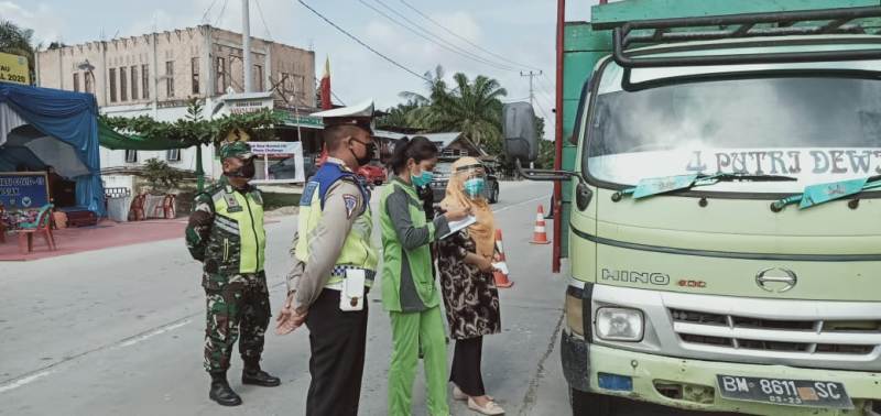 Uuk Sudarijanto Dampingi Petugas Cek Pengendara Yang Keluar Masuk Siak