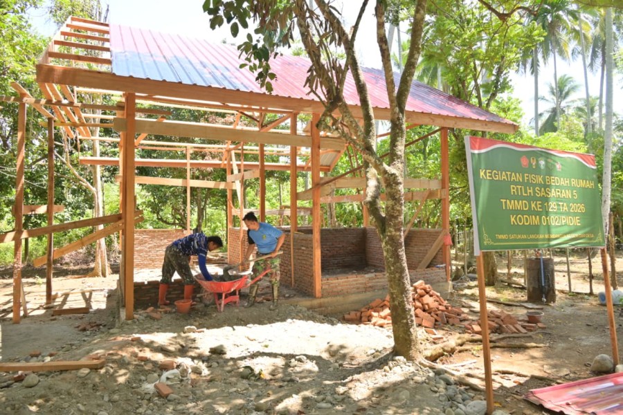 Satgas TMMD Ke-129 Kodim 0102/Pidie Kebut Rehab RTLH, Rumah Rabunmah Amin Masuki Tahap Pemasangan Dinding Bata