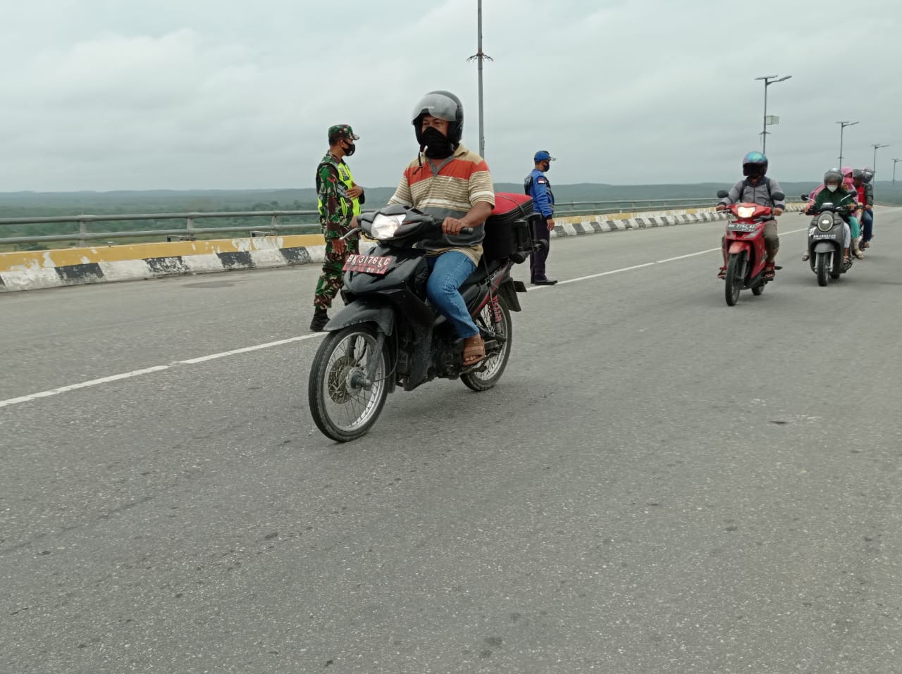 Kendati Atur Lalin, Kopda L Sigalingging Tetap Ingatkan Masyarakat Patuhi Prokes