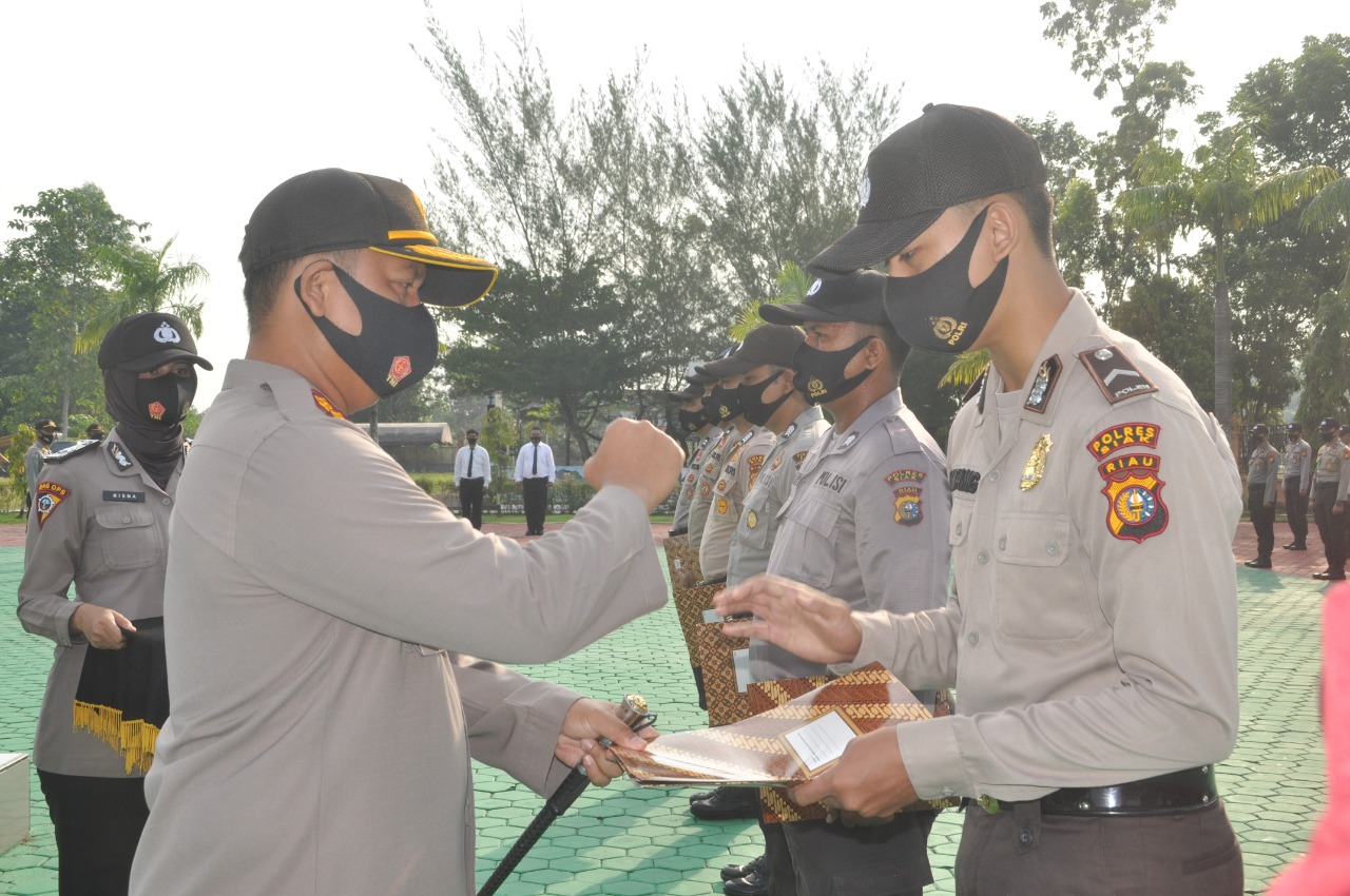 Kapolres Siak Beri Reward Kepada Personel Yang Memiliki Dedikasi Tinggi
