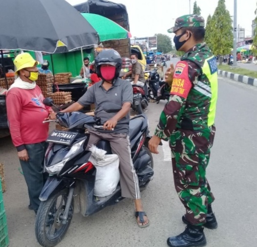 Sertu Alexander Sigalingging Lakukan Pendisplinan di Pasar Tuah Serumpun