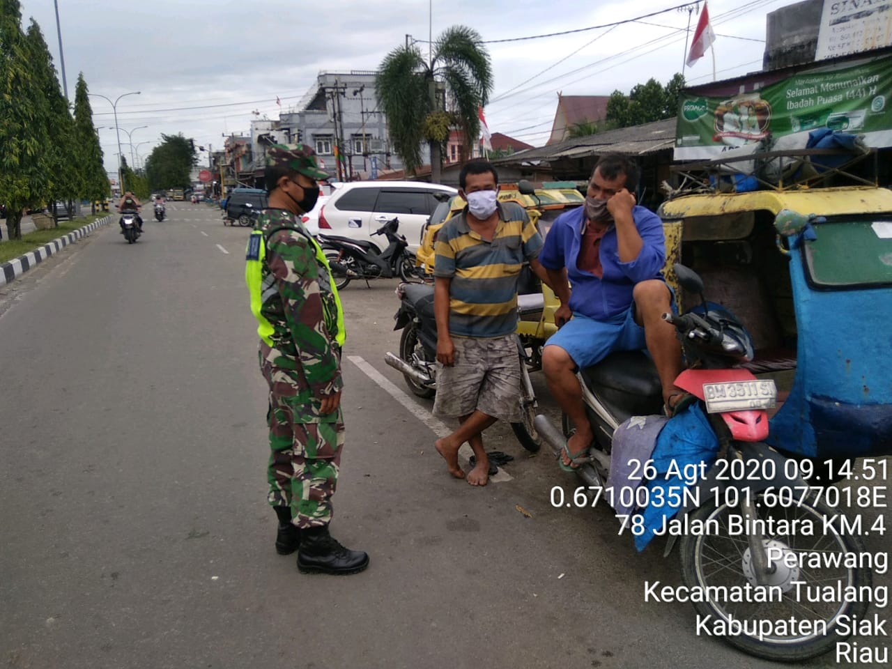 Sertu Afrisal Tegakan Displin Prokes Di Pasar Tuah Serumpun